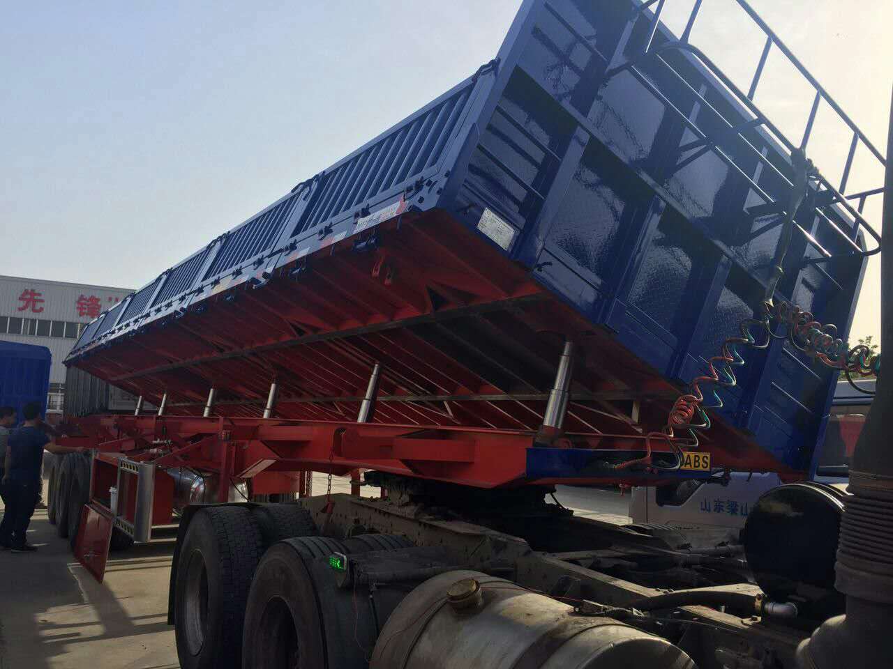 買后翻自卸半掛車-梁山縣遠東交通設(shè)備