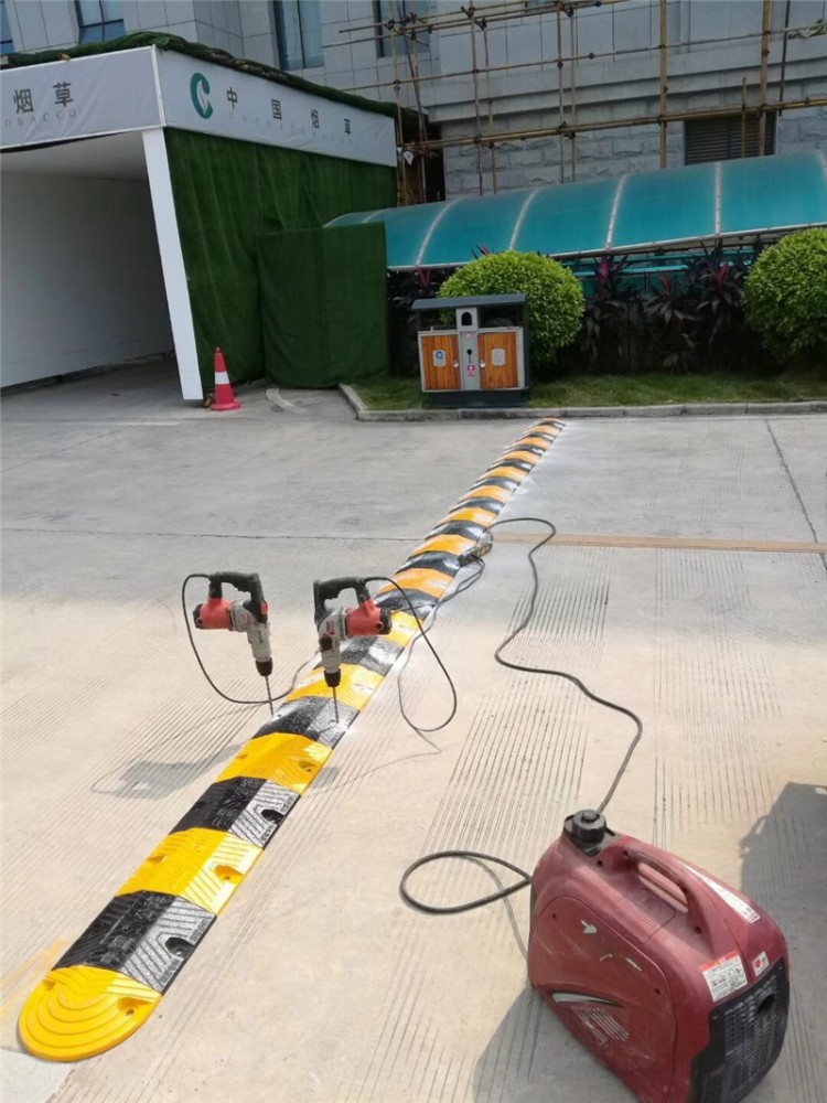 廣西橡膠減速帶/南寧致遠交通設施