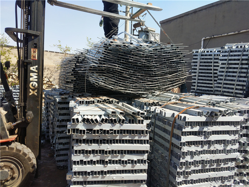 刺絲滾籠防護(hù)網(wǎng)A儀隴刺絲滾籠防護(hù)網(wǎng)A刺絲滾籠防護(hù)網(wǎng)廠