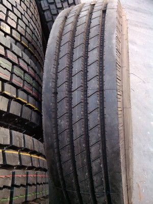 供應(yīng)315/80R22.5塊狀花紋汽車輪胎