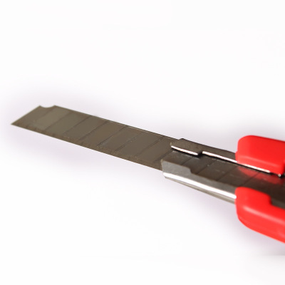 商超五金工具廠家批發(fā)大號(hào)裁紙刀廠家批發(fā)壁紙刀18mm塑料美工刀