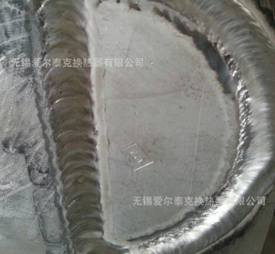 供應(yīng)制定神鋼工程機(jī)械挖掘機(jī)用油散熱器水箱中冷器