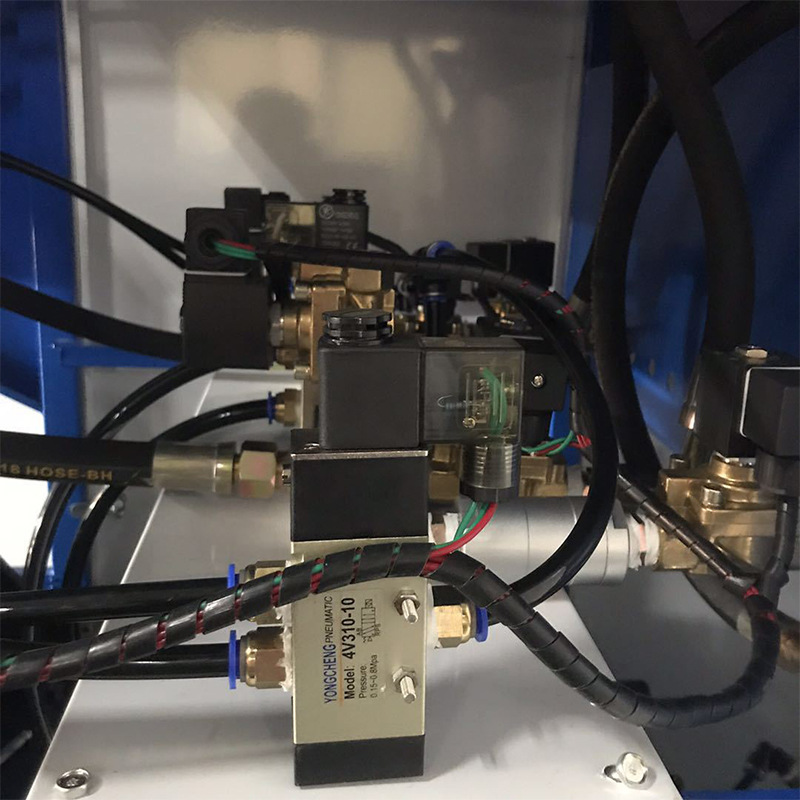 順格吹瓶機(jī)器廠家供應(yīng)半自動(dòng)塑料pet吹瓶機(jī)二步法塑料瓶生產(chǎn)設(shè)備