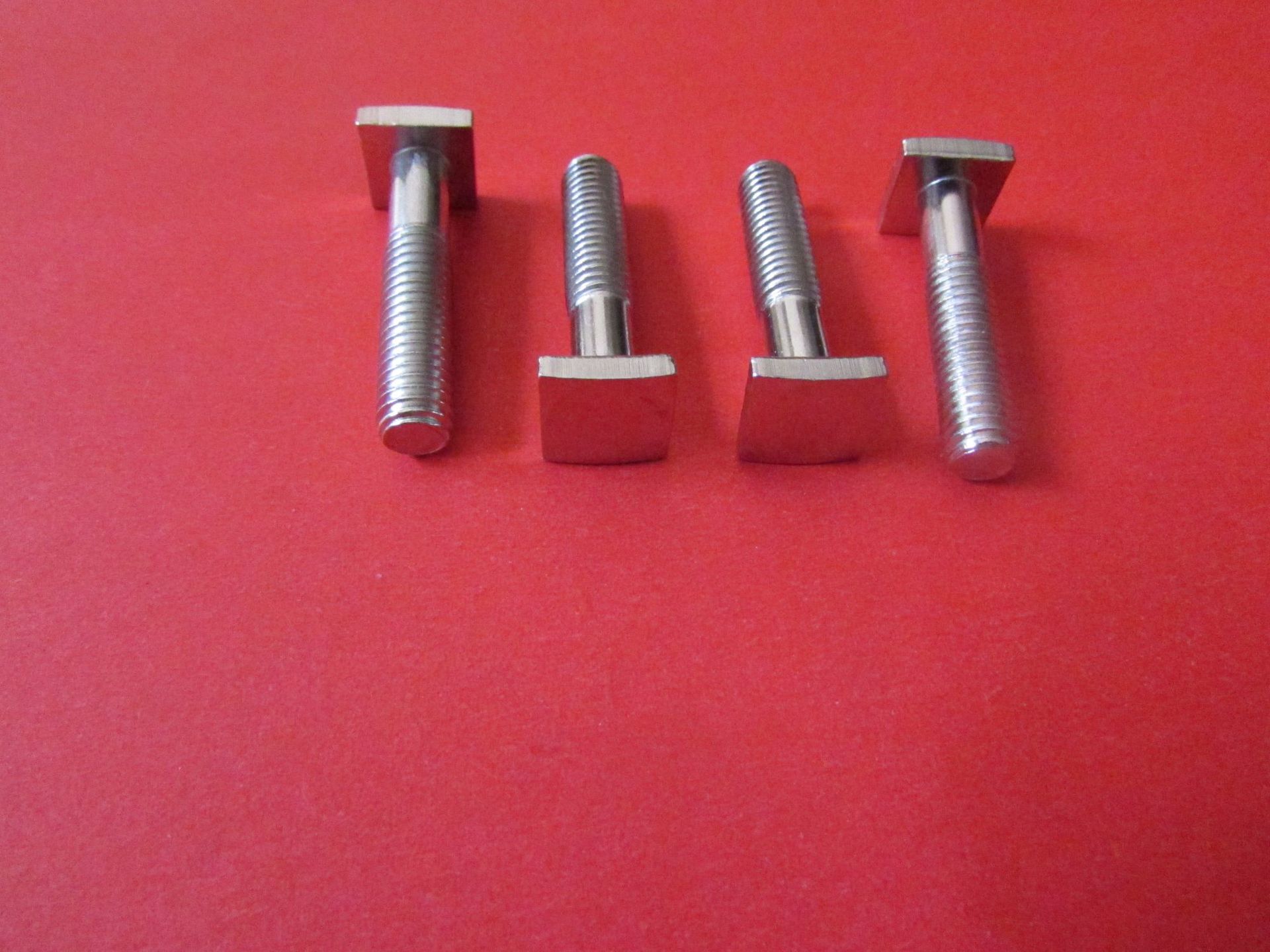 圖2-2：四方螺絲