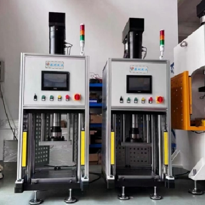 然力定制臺(tái)式C型伺服壓力機(jī) 桌面智能壓裝機(jī)1T工業(yè)壓機(jī)