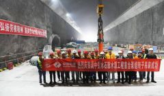 世界最大水泵機組首臺機組轉(zhuǎn)子在麗江石鼓成功吊裝