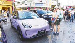 春熙路上 “武漢造”汽車試乘試駕人氣旺